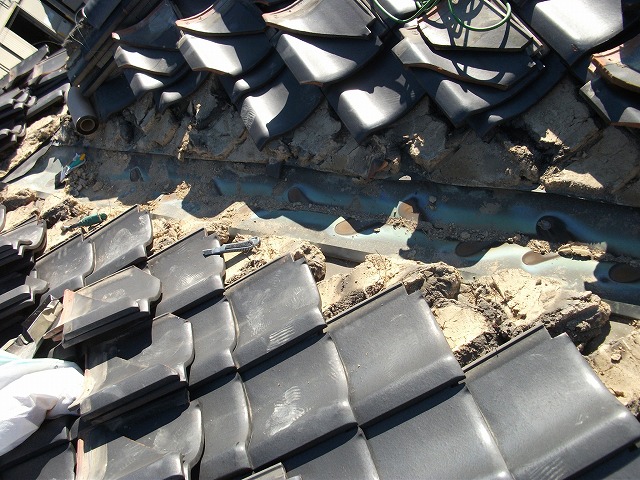 名東区で谷板金の交換工事を実施、二階の天井から雨が落ちてきたので調査